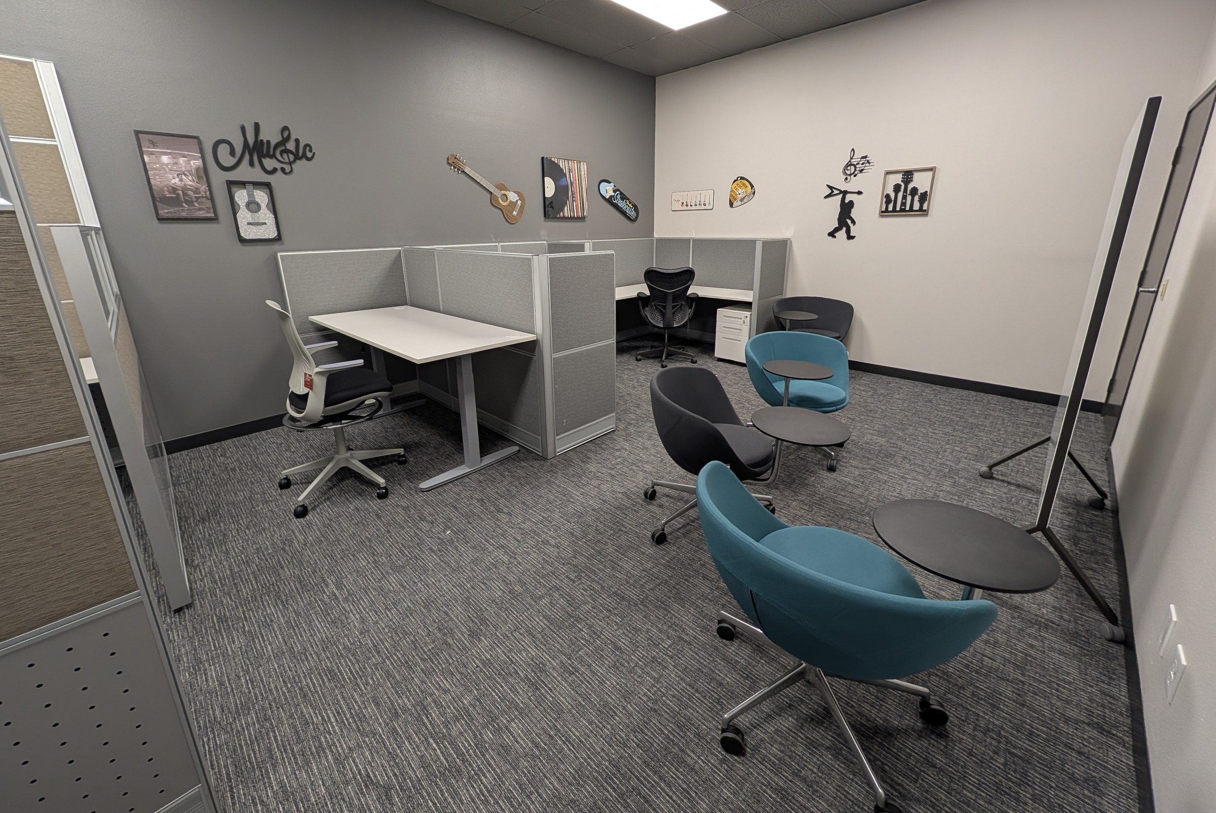 Cubicle workstations with low panels, height adjustable desk and task chairs in the Irvine showroom